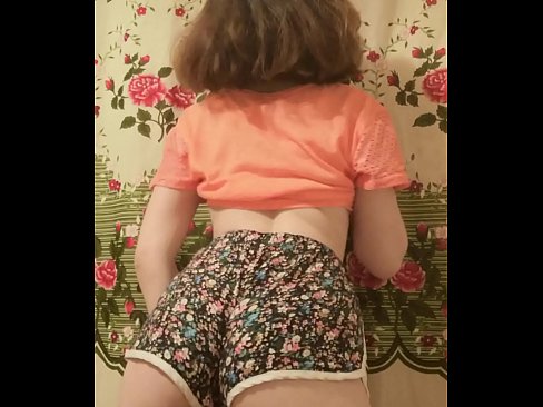 ❤️ Sexet ung babe laver en striptease ved at filme sine shorts på kamera ️❌ Kvalitets porno at da.rexporn-com.ru ️
